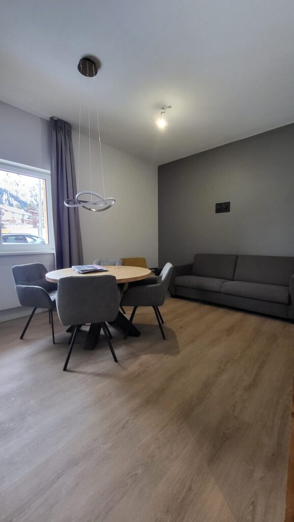 Woonkamer met eethoek en slaapbank appartement top 3