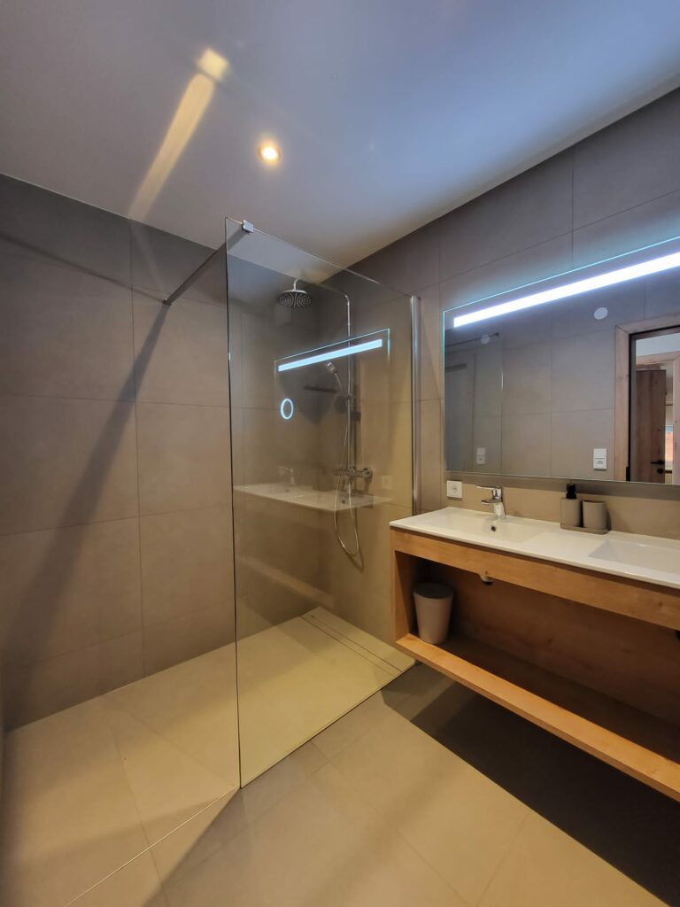 Badkamer met regendouche en wastafel appartement top 2