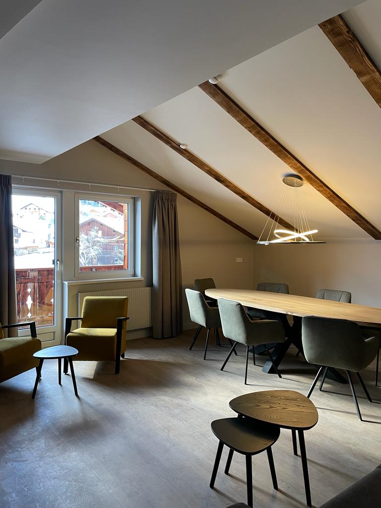 Woon-eetkamer met eethoek, grote zithoek en tweepersoonsslaapbank