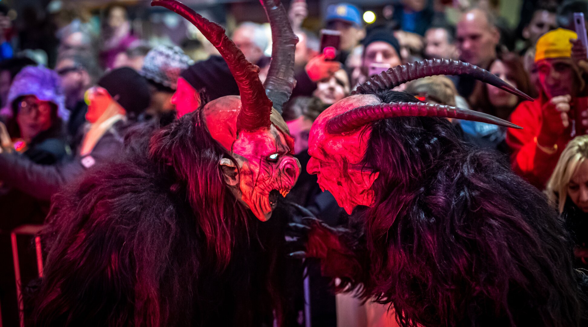 Mannen verkleed als krampus