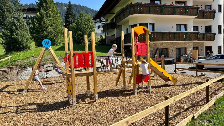 Ferienwohnung mit Spielplatz inklusiv Kletterturm, Fußgängerbrücke und Rutsche