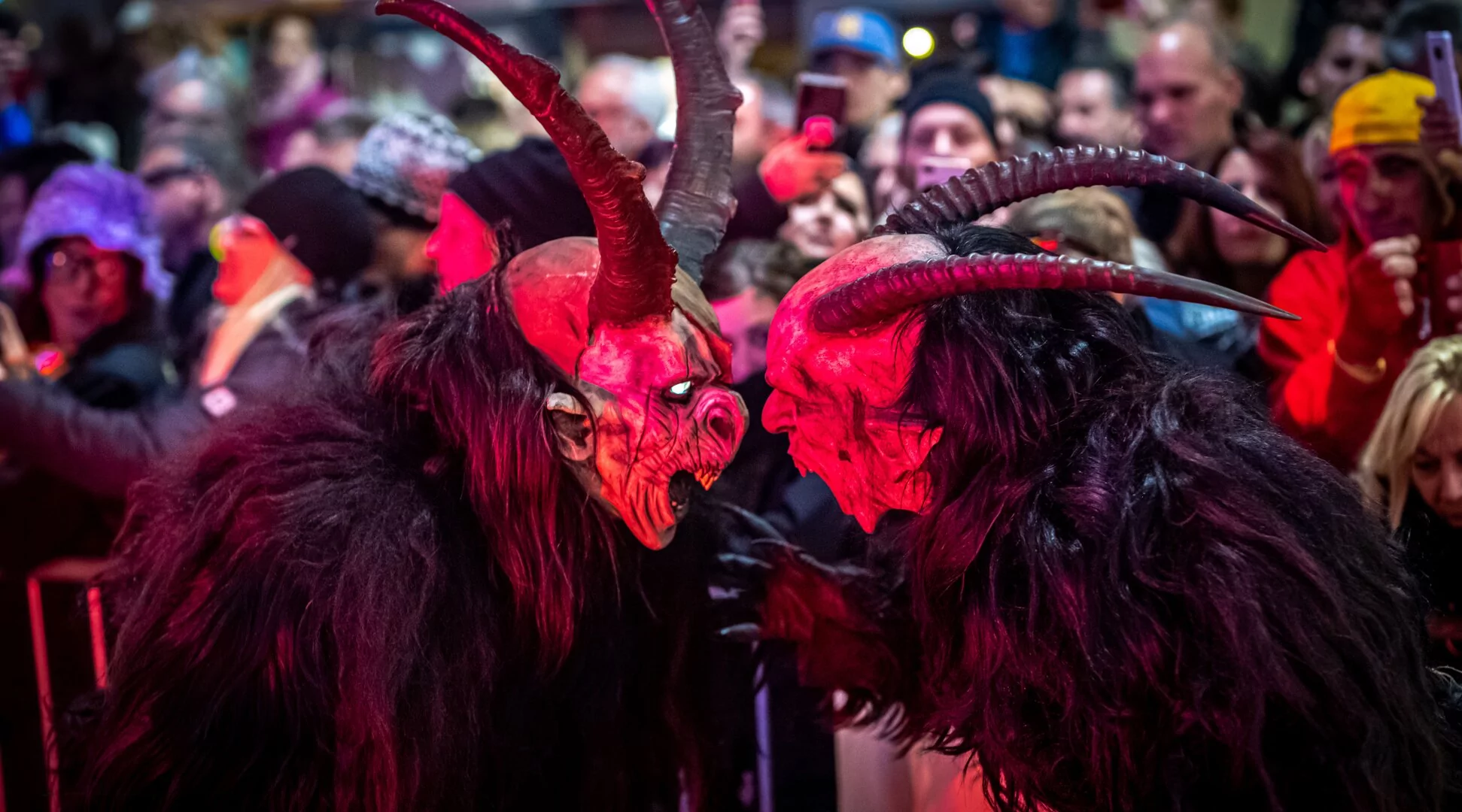 Männer verkleidet als Krampus