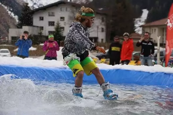 Verkleideter Teilnehmer beim Waterslide Contest in Berwang